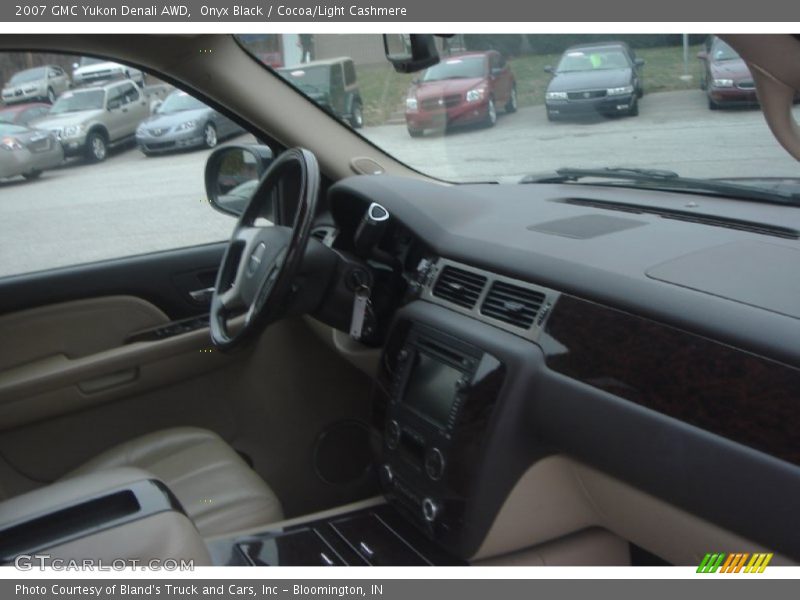 Onyx Black / Cocoa/Light Cashmere 2007 GMC Yukon Denali AWD