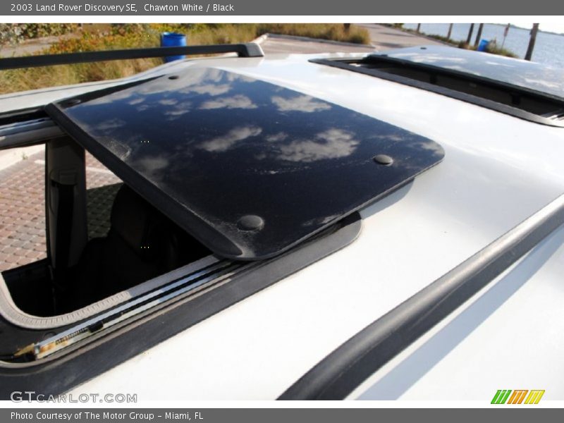 Chawton White / Black 2003 Land Rover Discovery SE