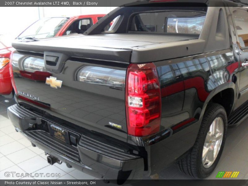 Black / Ebony 2007 Chevrolet Avalanche LTZ 4WD