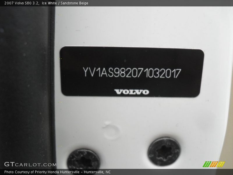 Ice White / Sandstone Beige 2007 Volvo S80 3.2