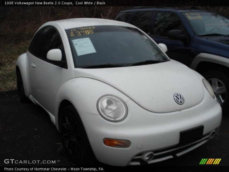 Cool White / Black 1998 Volkswagen New Beetle 2.0 Coupe