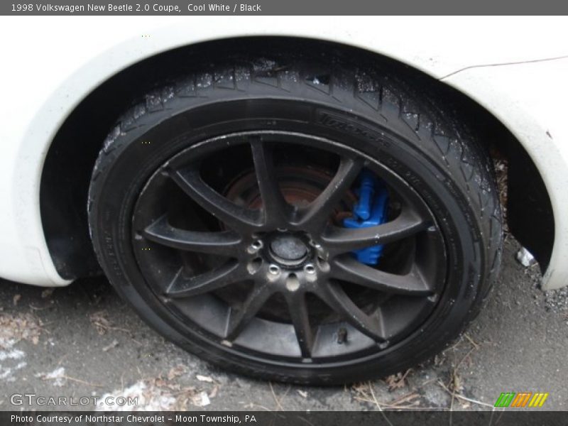 Cool White / Black 1998 Volkswagen New Beetle 2.0 Coupe