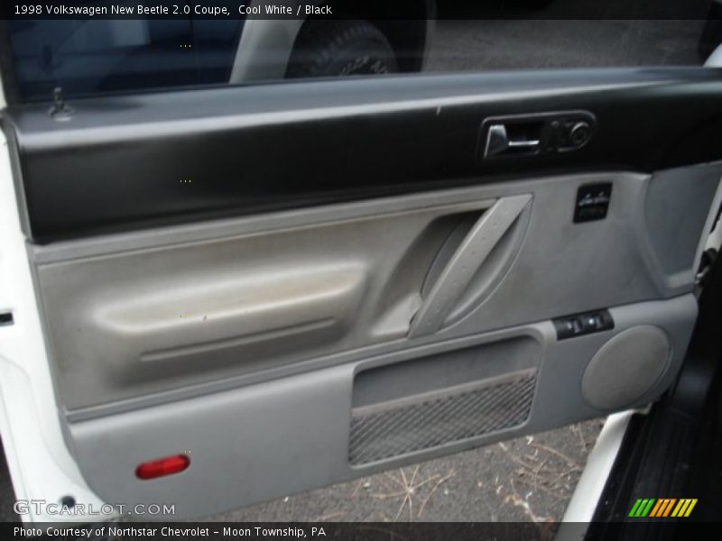 Cool White / Black 1998 Volkswagen New Beetle 2.0 Coupe