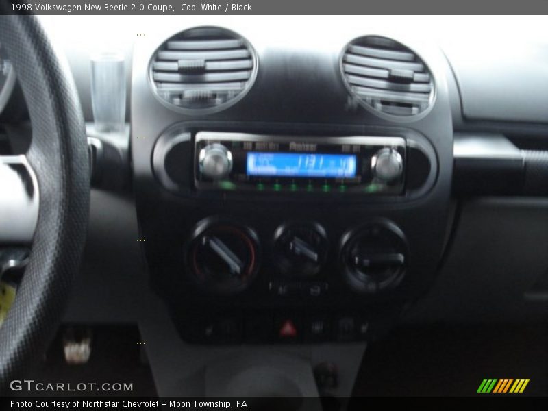 Cool White / Black 1998 Volkswagen New Beetle 2.0 Coupe