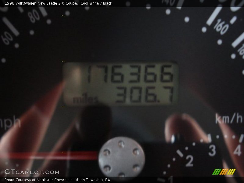 Cool White / Black 1998 Volkswagen New Beetle 2.0 Coupe