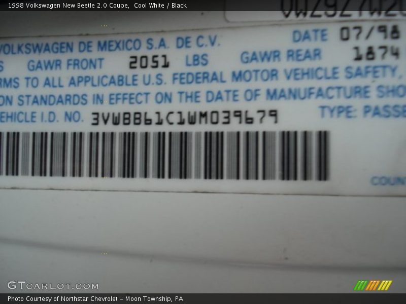 Cool White / Black 1998 Volkswagen New Beetle 2.0 Coupe