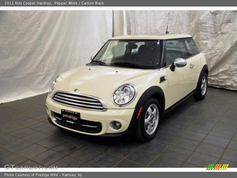 Pepper White / Carbon Black 2011 Mini Cooper Hardtop