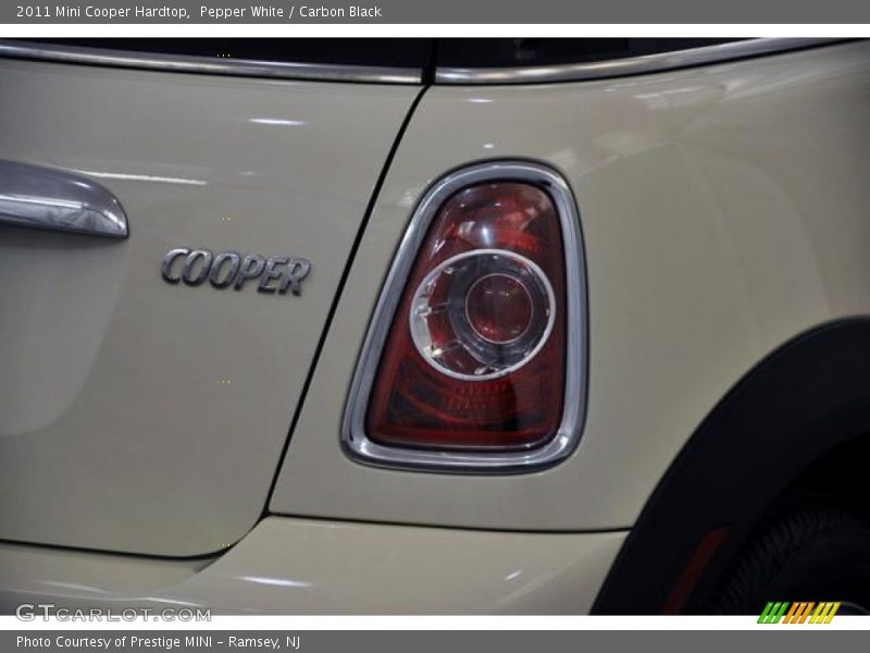 Pepper White / Carbon Black 2011 Mini Cooper Hardtop