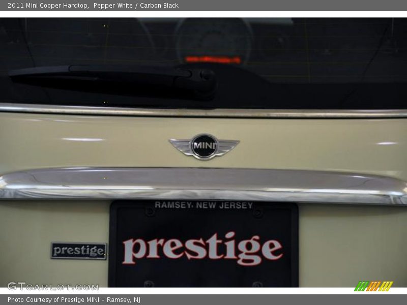 Pepper White / Carbon Black 2011 Mini Cooper Hardtop