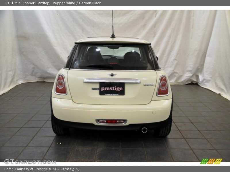 Pepper White / Carbon Black 2011 Mini Cooper Hardtop