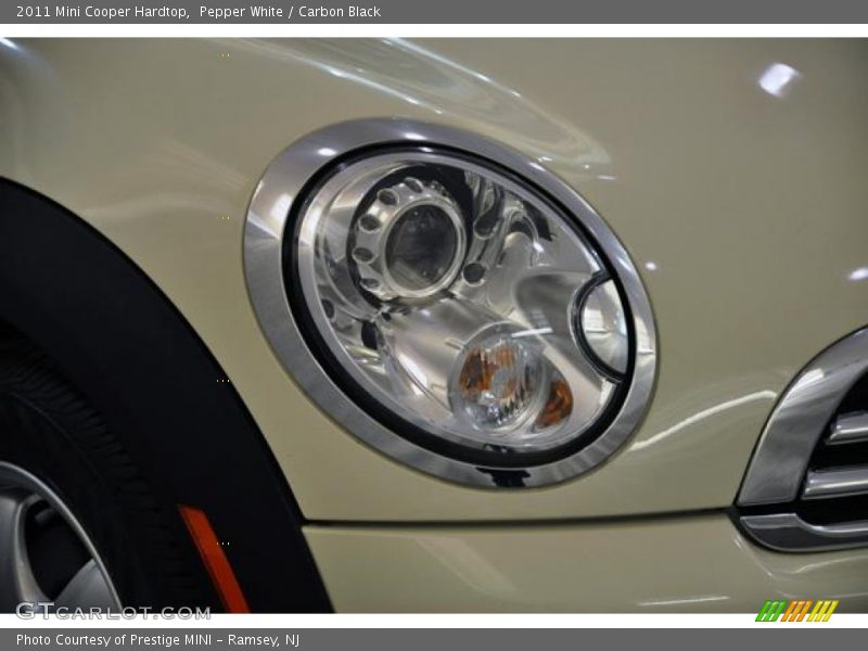 Pepper White / Carbon Black 2011 Mini Cooper Hardtop