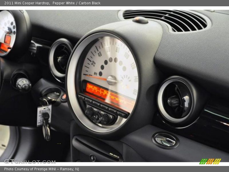 Pepper White / Carbon Black 2011 Mini Cooper Hardtop