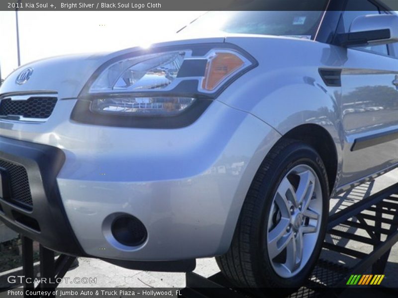 Bright Silver / Black Soul Logo Cloth 2011 Kia Soul +