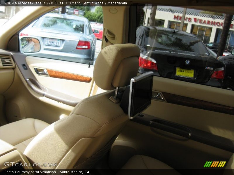 Arctic White / Macadamia 2009 Mercedes-Benz R 320 BlueTEC 4Matic