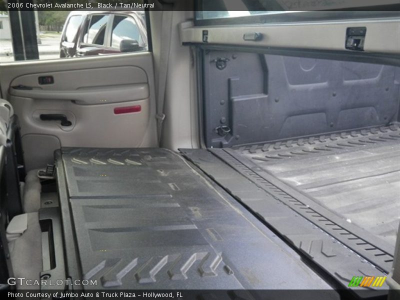 Black / Tan/Neutral 2006 Chevrolet Avalanche LS