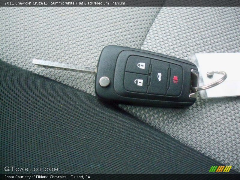 Summit White / Jet Black/Medium Titanium 2011 Chevrolet Cruze LS