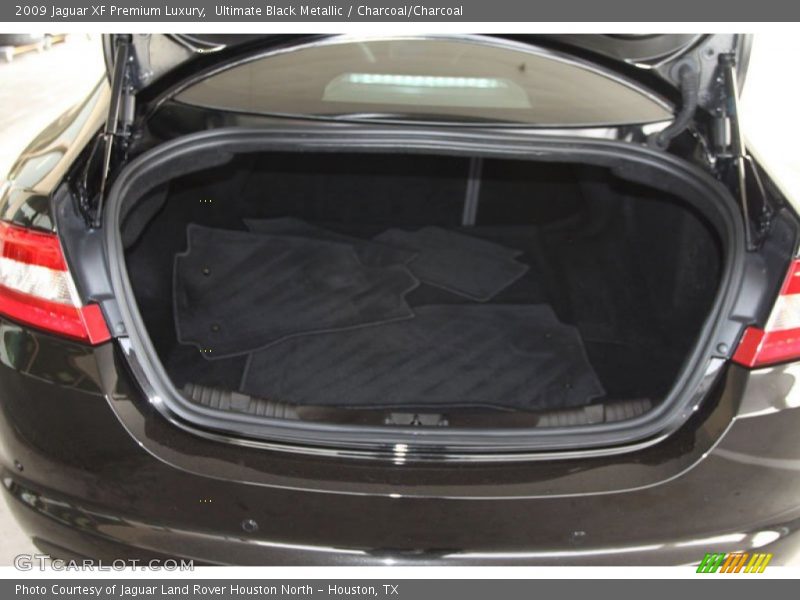 2009 XF Premium Luxury Trunk