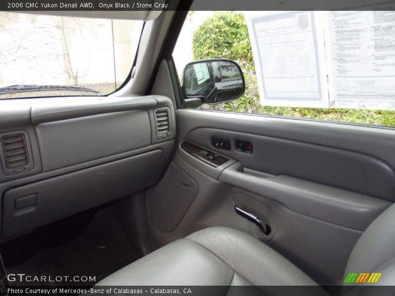 Onyx Black / Stone Gray 2006 GMC Yukon Denali AWD