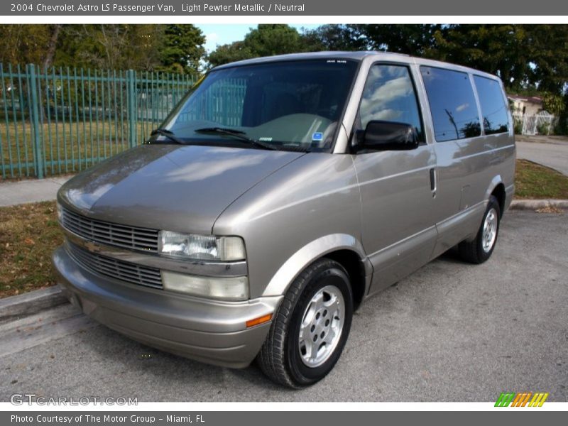 Front 3/4 View of 2004 Astro LS Passenger Van