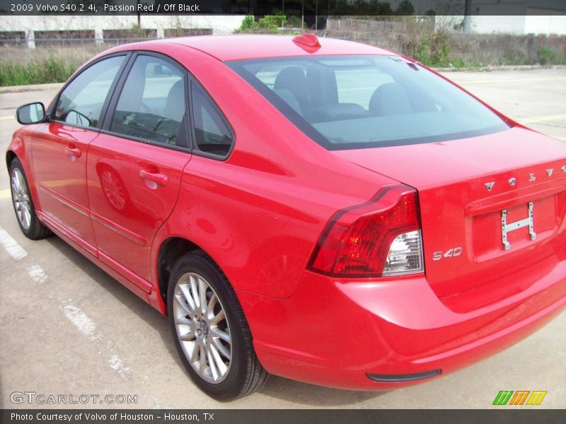 Passion Red / Off Black 2009 Volvo S40 2.4i