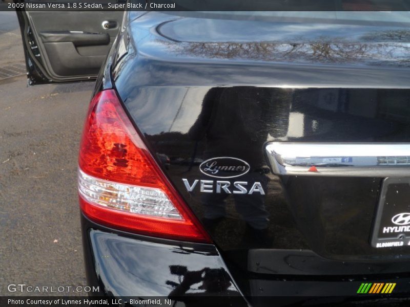 Super Black / Charcoal 2009 Nissan Versa 1.8 S Sedan