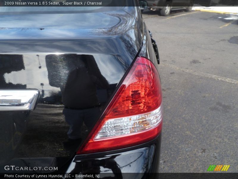 Super Black / Charcoal 2009 Nissan Versa 1.8 S Sedan