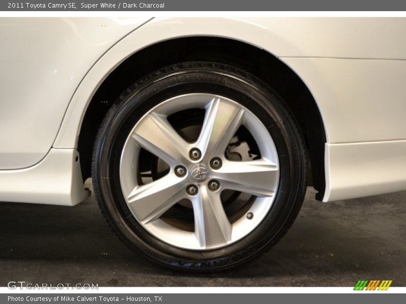 Super White / Dark Charcoal 2011 Toyota Camry SE