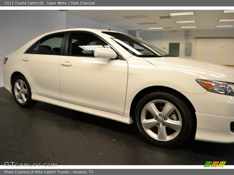 Super White / Dark Charcoal 2011 Toyota Camry SE
