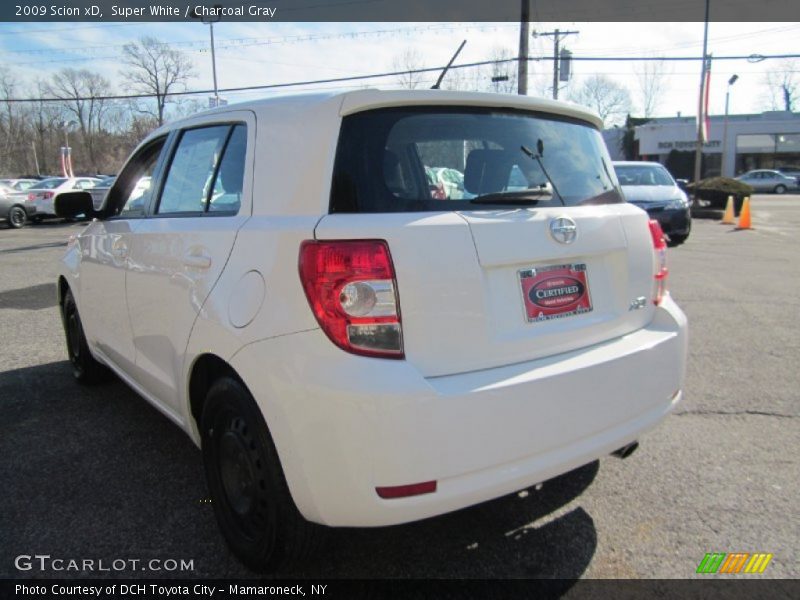 Super White / Charcoal Gray 2009 Scion xD