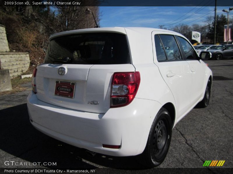 Super White / Charcoal Gray 2009 Scion xD