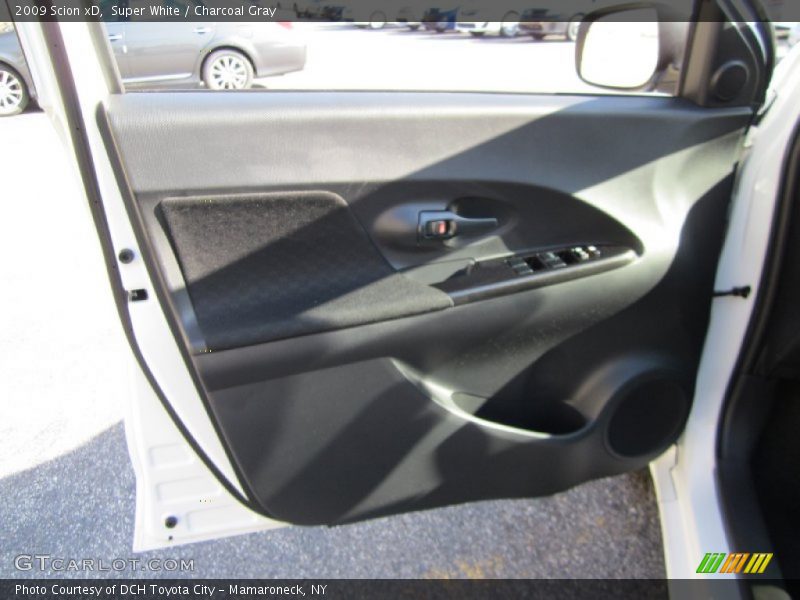 Super White / Charcoal Gray 2009 Scion xD