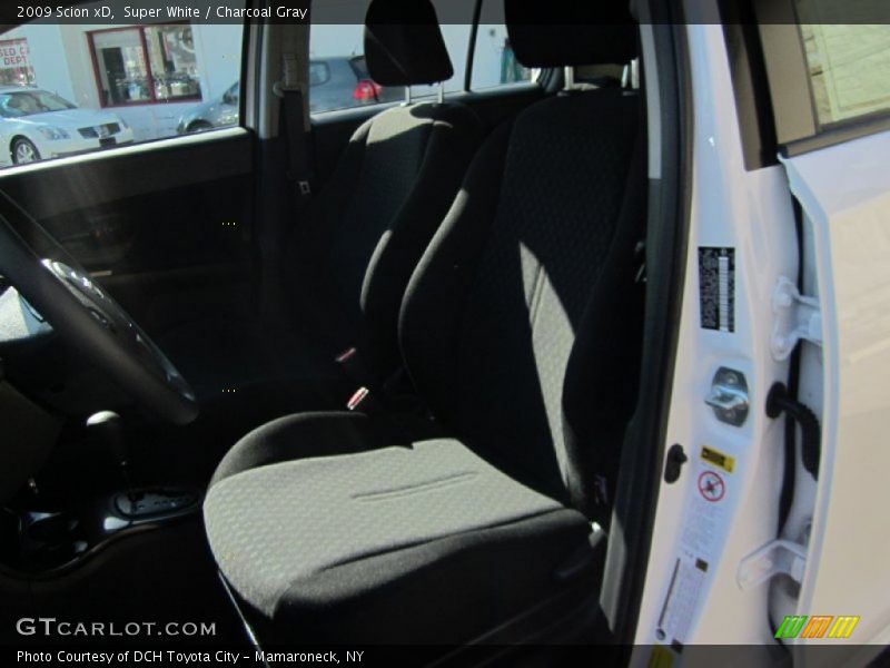 Super White / Charcoal Gray 2009 Scion xD