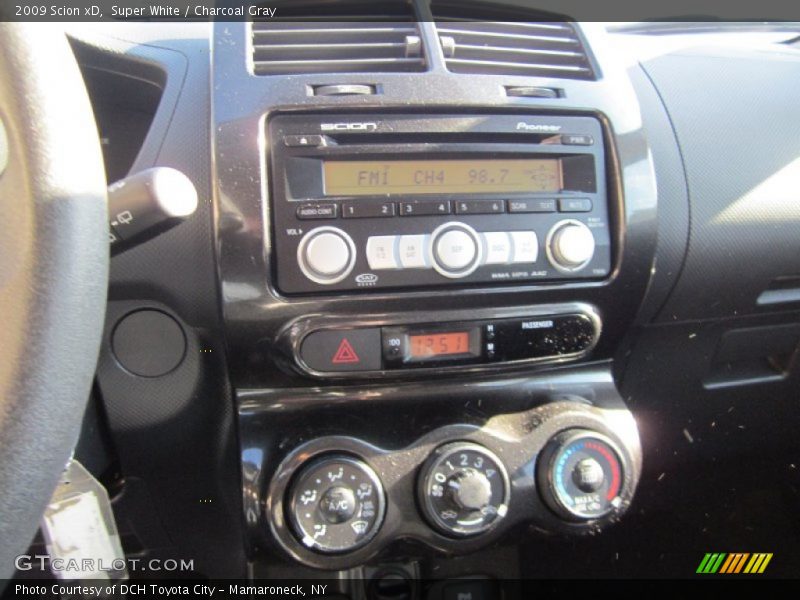 Super White / Charcoal Gray 2009 Scion xD