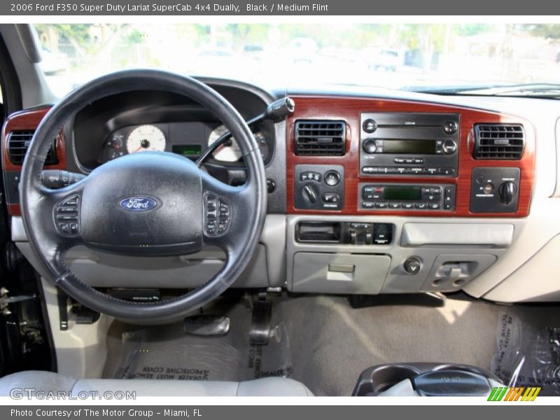 Dashboard of 2006 F350 Super Duty Lariat SuperCab 4x4 Dually