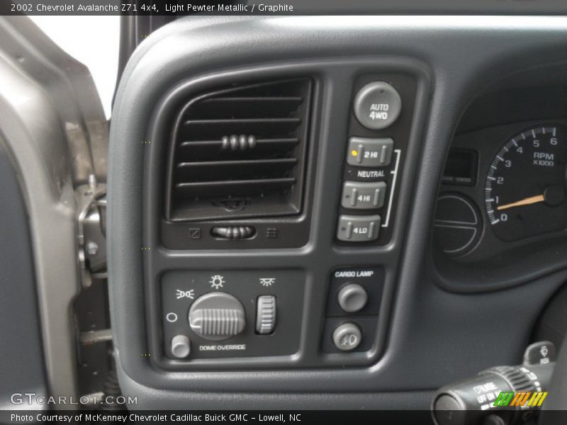 Light Pewter Metallic / Graphite 2002 Chevrolet Avalanche Z71 4x4
