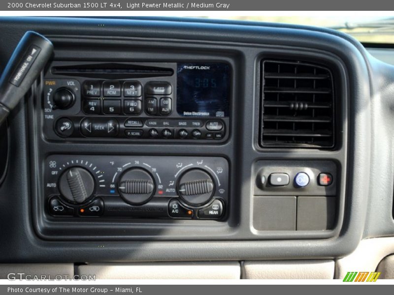 Light Pewter Metallic / Medium Gray 2000 Chevrolet Suburban 1500 LT 4x4