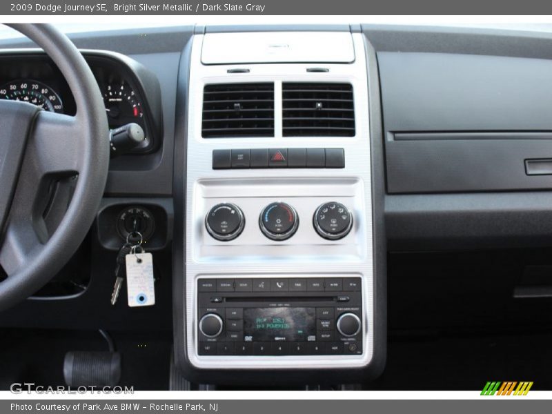 Bright Silver Metallic / Dark Slate Gray 2009 Dodge Journey SE