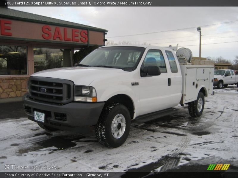 Oxford White / Medium Flint Grey 2003 Ford F250 Super Duty XL SuperCab Chassis