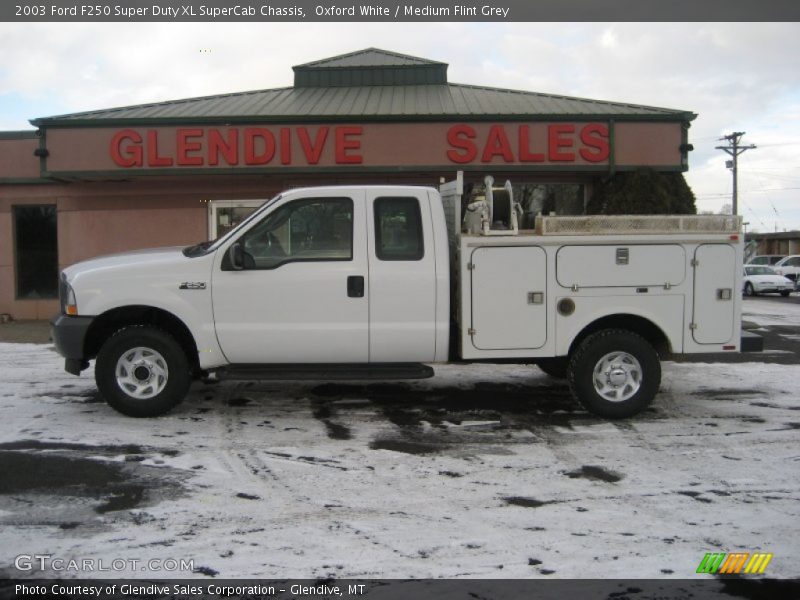 Oxford White / Medium Flint Grey 2003 Ford F250 Super Duty XL SuperCab Chassis