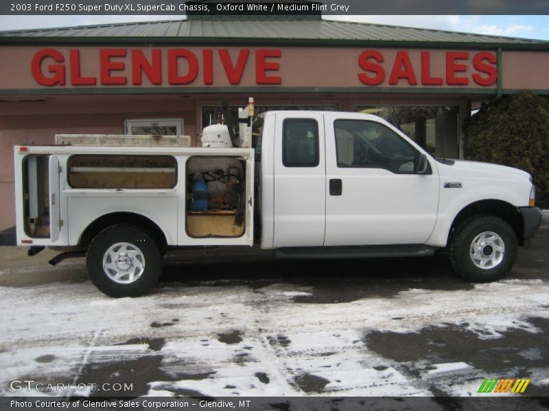 Oxford White / Medium Flint Grey 2003 Ford F250 Super Duty XL SuperCab Chassis