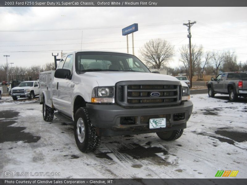 Oxford White / Medium Flint Grey 2003 Ford F250 Super Duty XL SuperCab Chassis