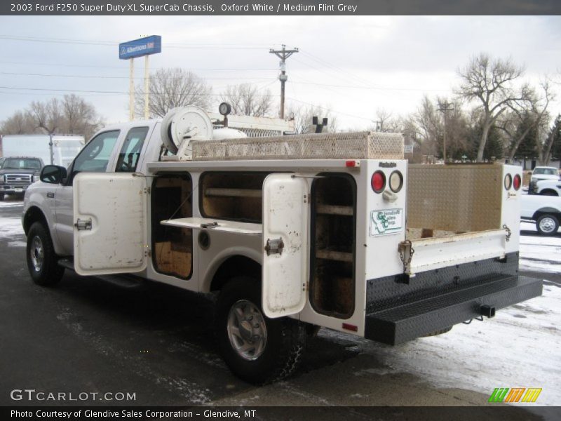 Oxford White / Medium Flint Grey 2003 Ford F250 Super Duty XL SuperCab Chassis