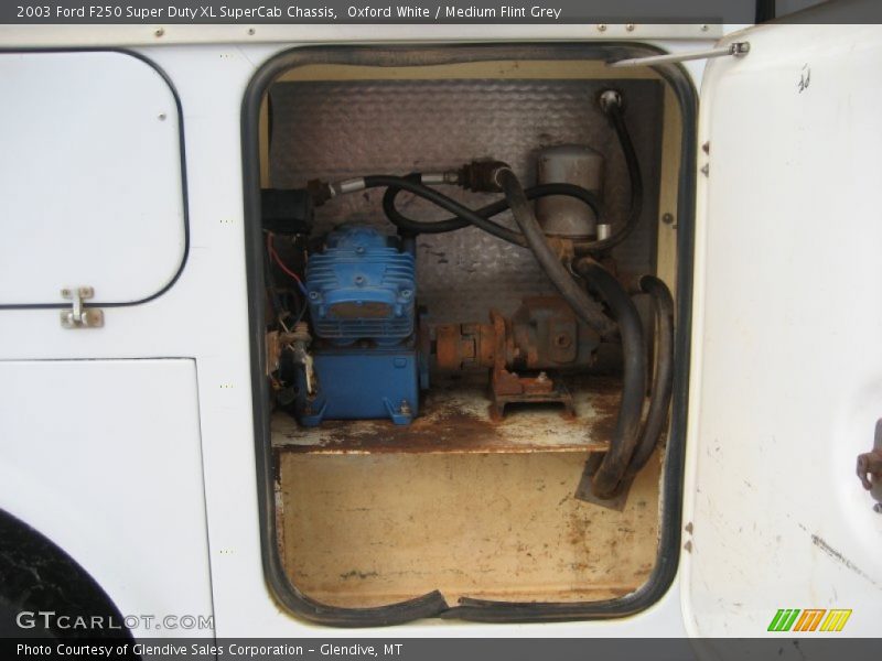 Oxford White / Medium Flint Grey 2003 Ford F250 Super Duty XL SuperCab Chassis