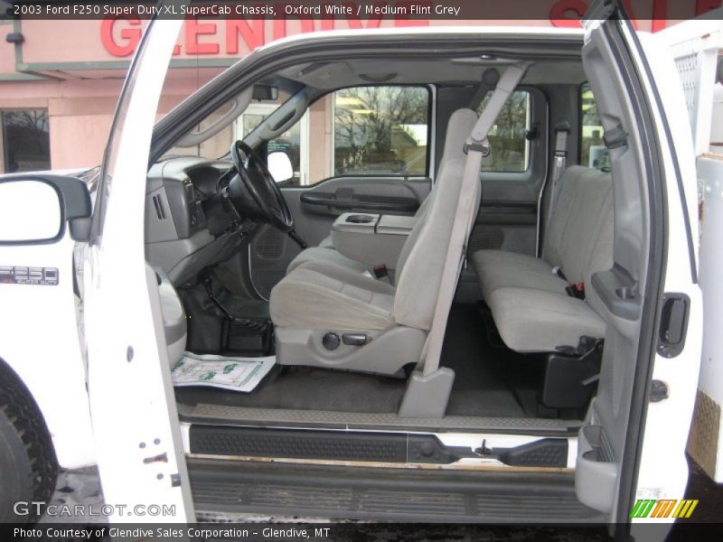 Oxford White / Medium Flint Grey 2003 Ford F250 Super Duty XL SuperCab Chassis