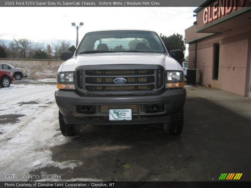 Oxford White / Medium Flint Grey 2003 Ford F250 Super Duty XL SuperCab Chassis