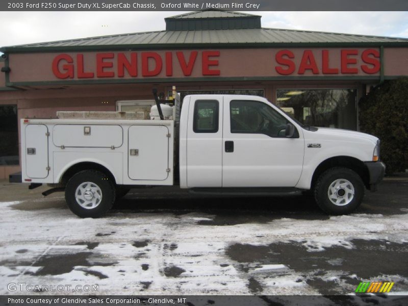Oxford White / Medium Flint Grey 2003 Ford F250 Super Duty XL SuperCab Chassis