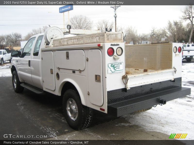 Oxford White / Medium Flint Grey 2003 Ford F250 Super Duty XL SuperCab Chassis