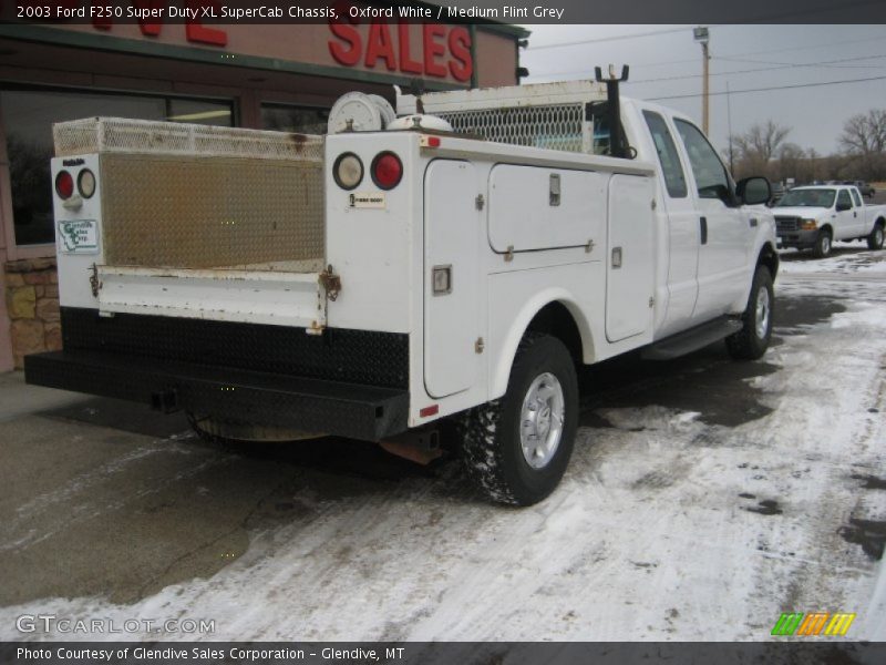 Oxford White / Medium Flint Grey 2003 Ford F250 Super Duty XL SuperCab Chassis