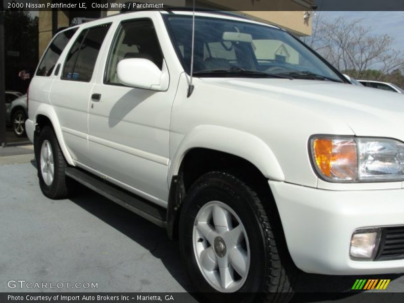 Cloud White / Parchment 2000 Nissan Pathfinder LE