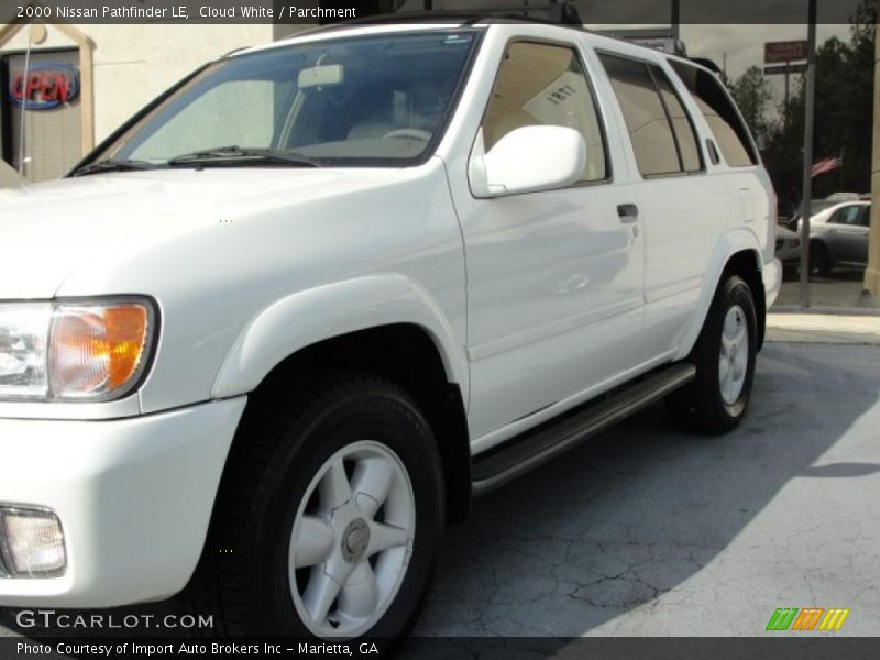 Cloud White / Parchment 2000 Nissan Pathfinder LE